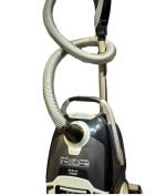 جاروبرقی سایلنت کنترل رو دسته 2400 وات برلین مدل BE-4000